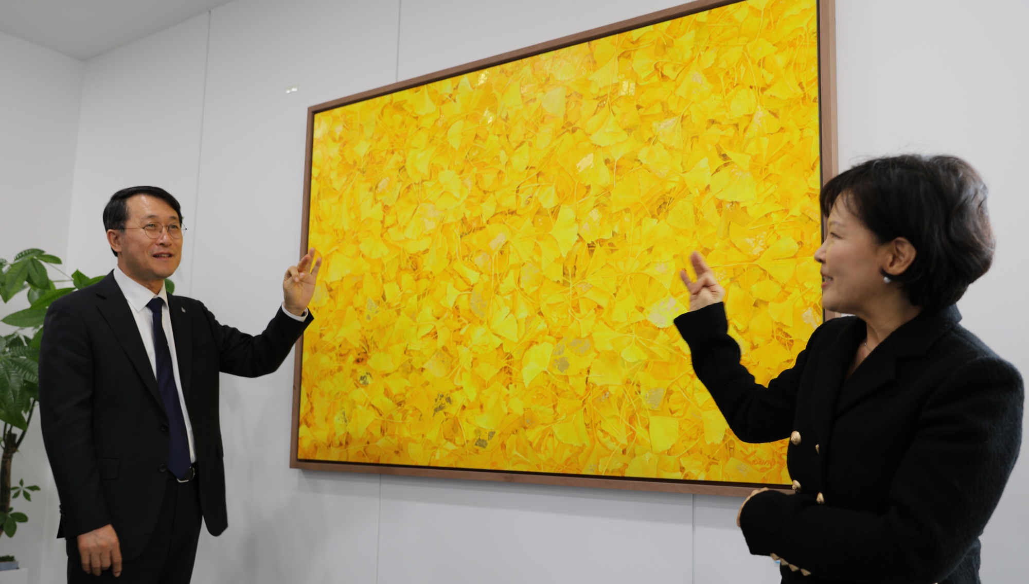 Yellow Ginkgo Leaves, Poppies Petals, Momentariness of the Glimpse of Mother Nature.’- Lee Young-soo’s Artwork to JNU