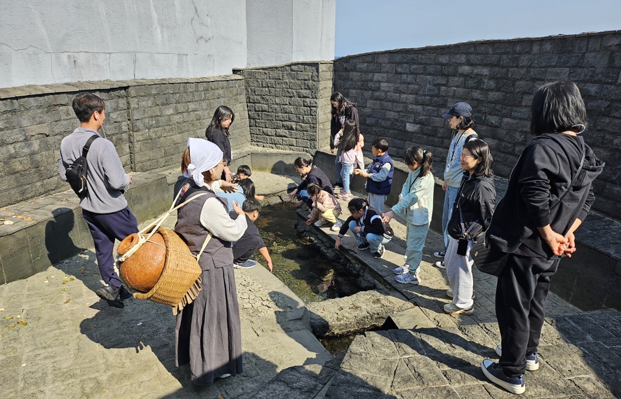 제주대 인문도시사업단, 제주시가족센터와 ‘제주의 생명수 용천(涌泉), 마을길 따라 걷기’ 성료