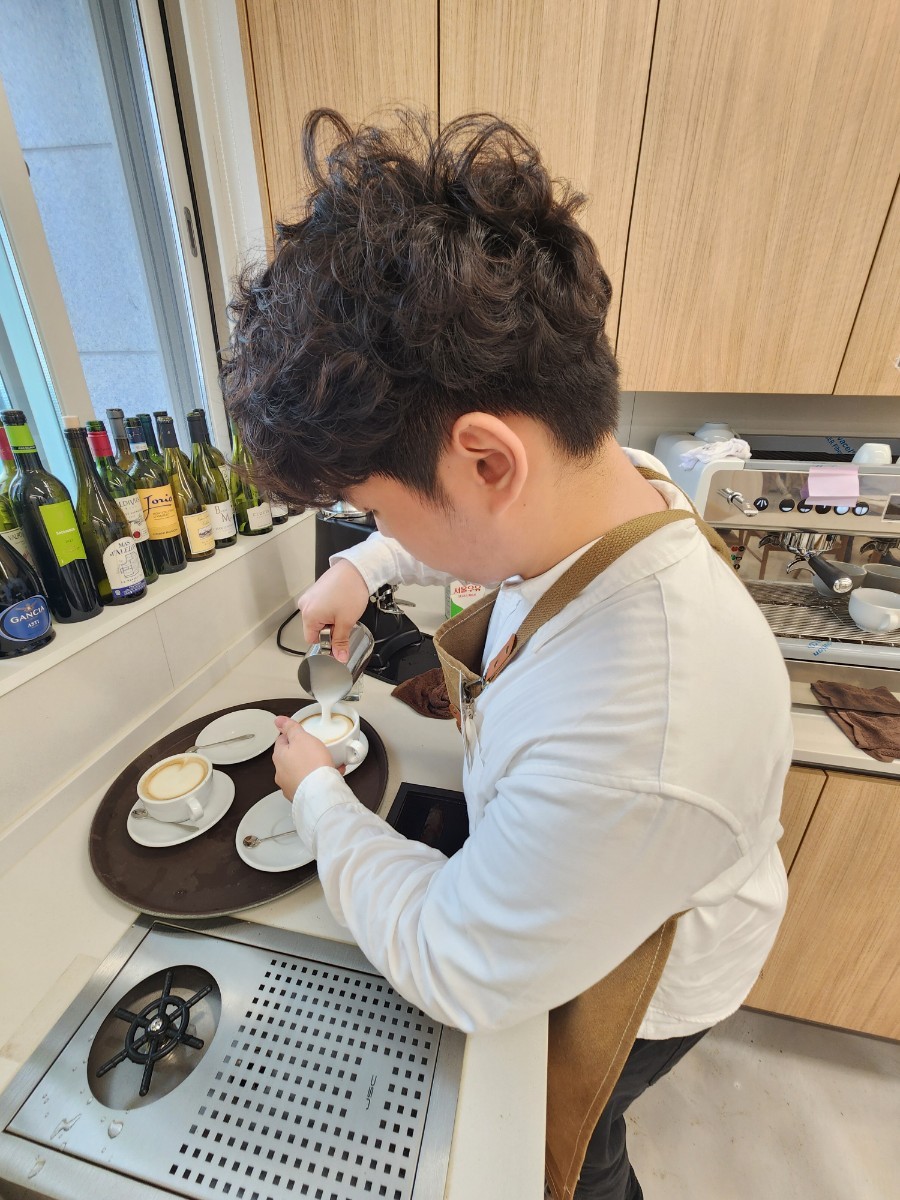 ‘A Cup of Dreams, a Step Toward Growth’; JNU Student Kim Seong-hun’s Barista License Challenge