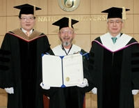 진성기 관장에 명예 문학박사 학위 수여