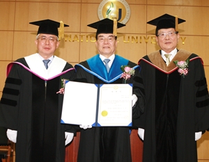 우근민 지사에 명예행정학 박사학위 수여