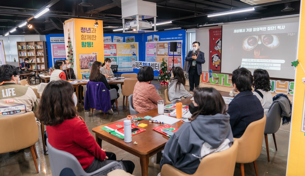 Liberal education faculty holds workshop on creating learning tools