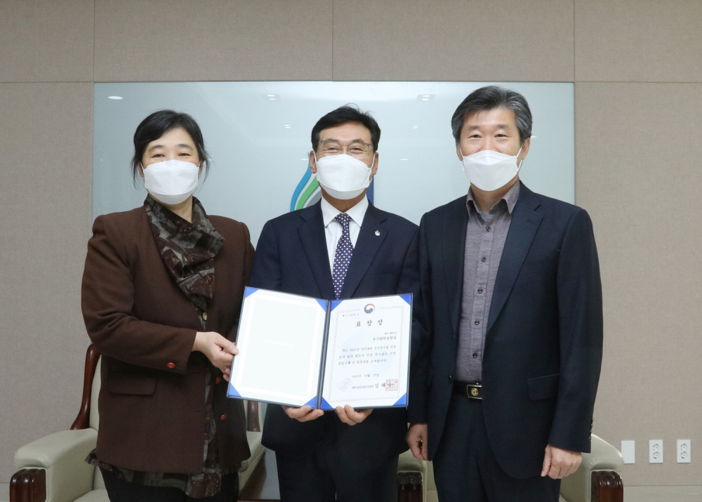 Inorganic chemistry lab awarded ministerial prize for safety control