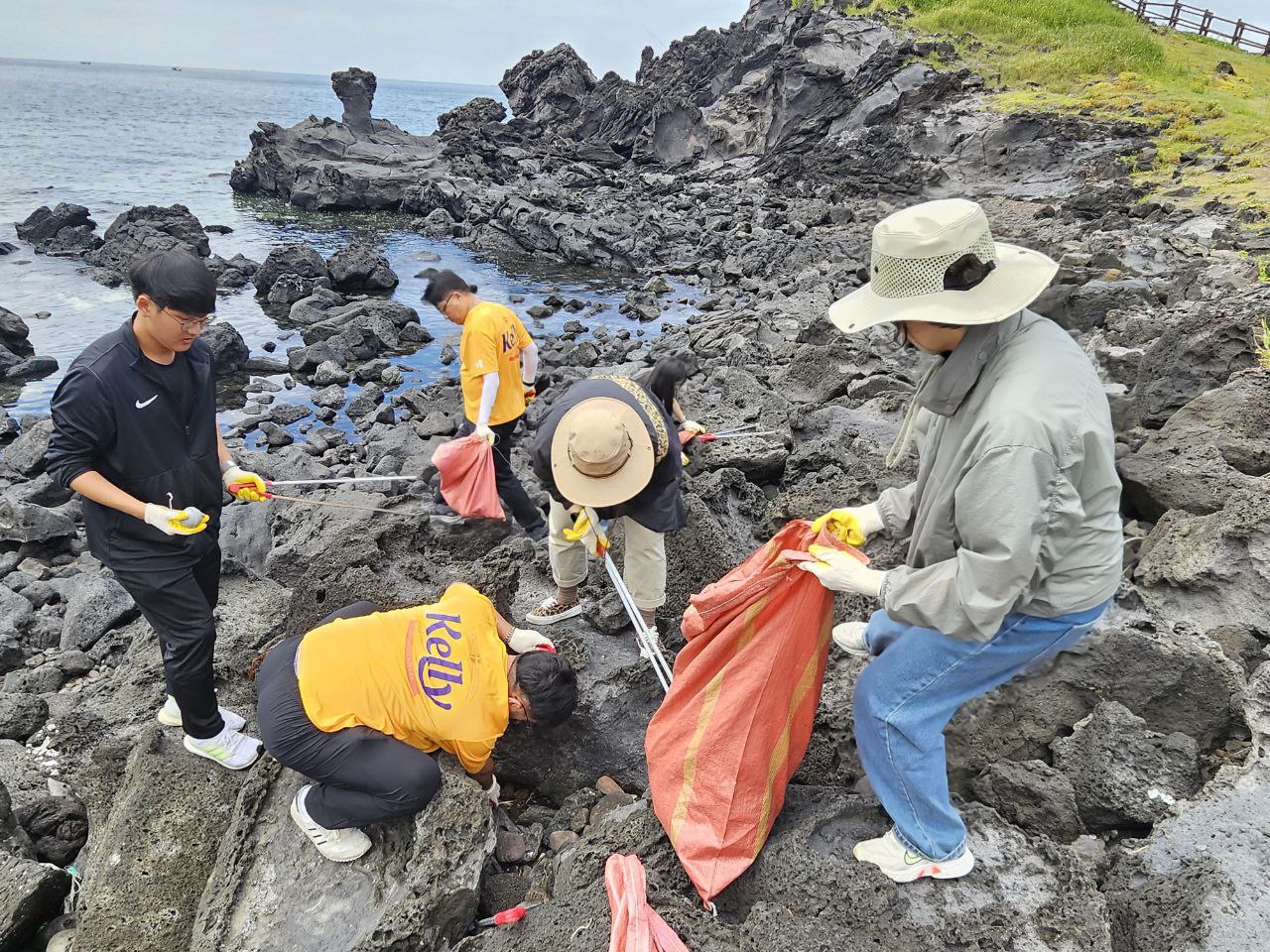 ESG 경영 우수기업 연계 지역문제해결 ‘HI×진로’ 반려해변 환경정화 Project 운영 