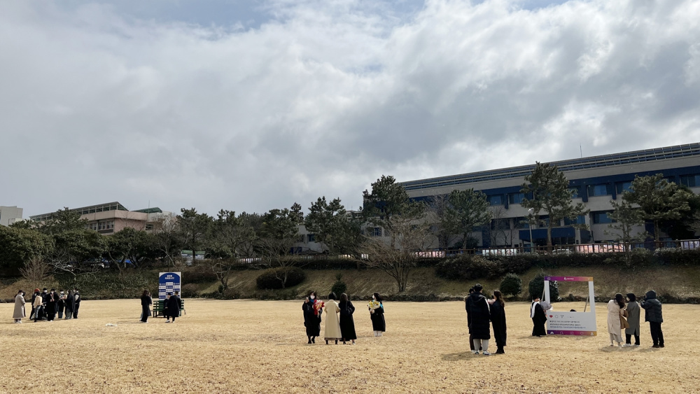 기념촬영하고 있는 졸업생들.jpg