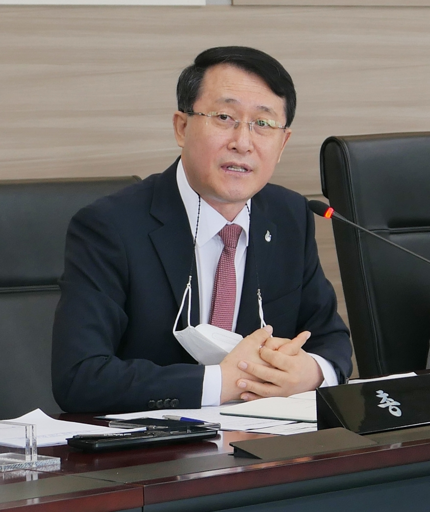 기자 질의에 답변하고 있는 김일환 제주대학교 총장 3.JPG